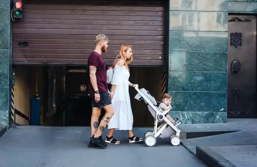 homme et femme avec une poussette