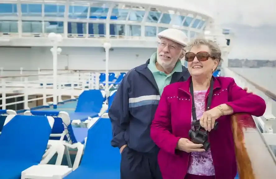 dois idosos em um navio de cruzeiro em Port Anaveral